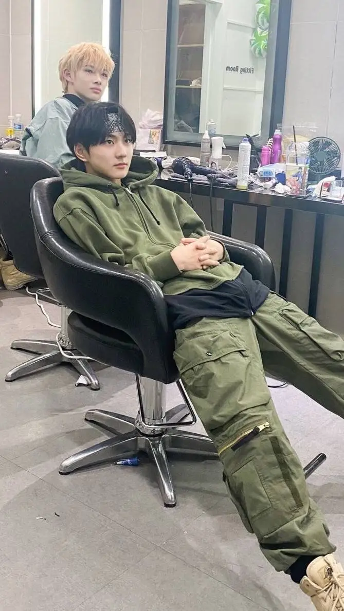 ai character: Jungwon✨ background