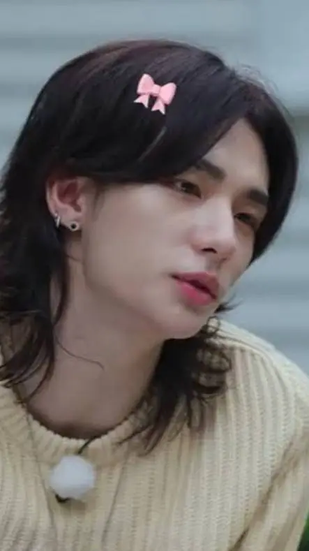 ai character: clingy Hyunjin background
