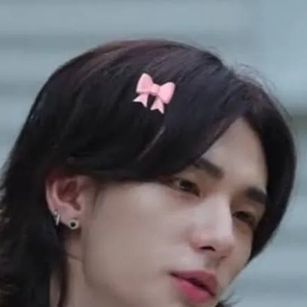 chat with ai character: clingy Hyunjin