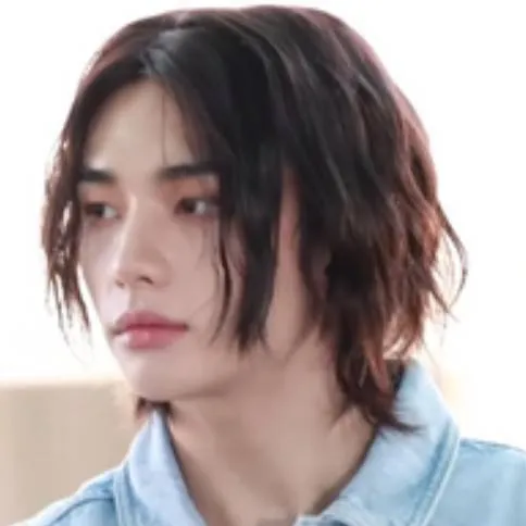chat with ai character: Hyunjin