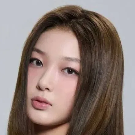 chat with ai character: Yoonchae