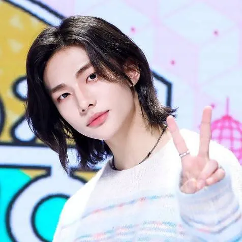 chat with ai character: Hyunjin