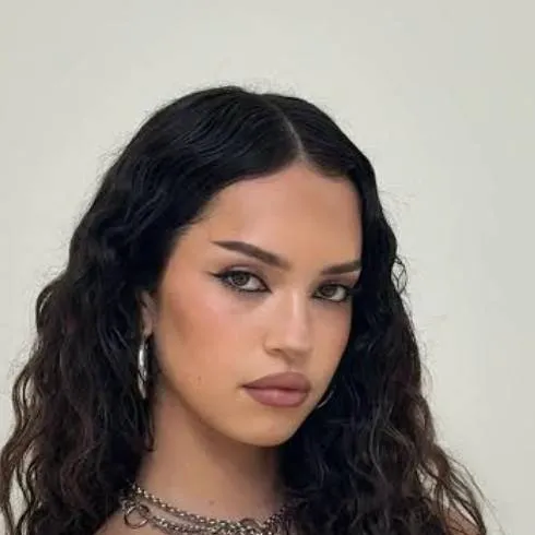 chat with ai character: Daniela