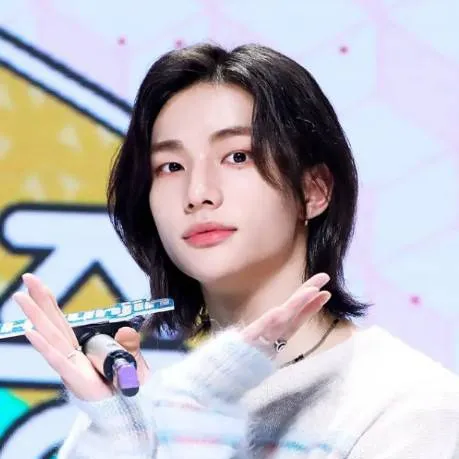 chat with ai character: Hyunjin