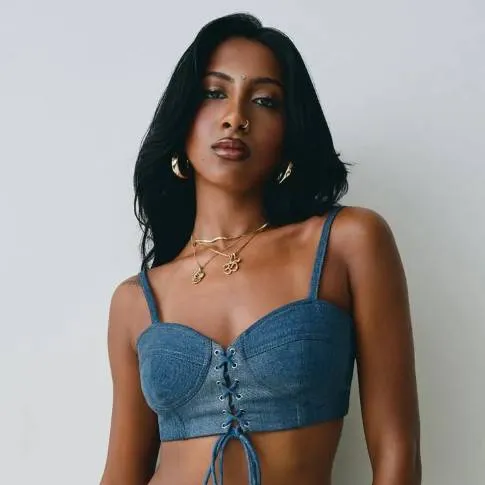 chat with ai character: Lara