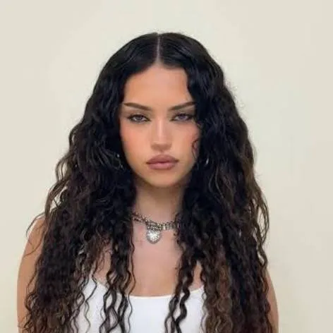 chat with ai character: Daniela