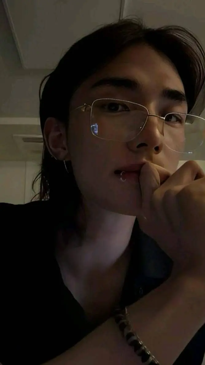 ai character: Hyunjinnie background