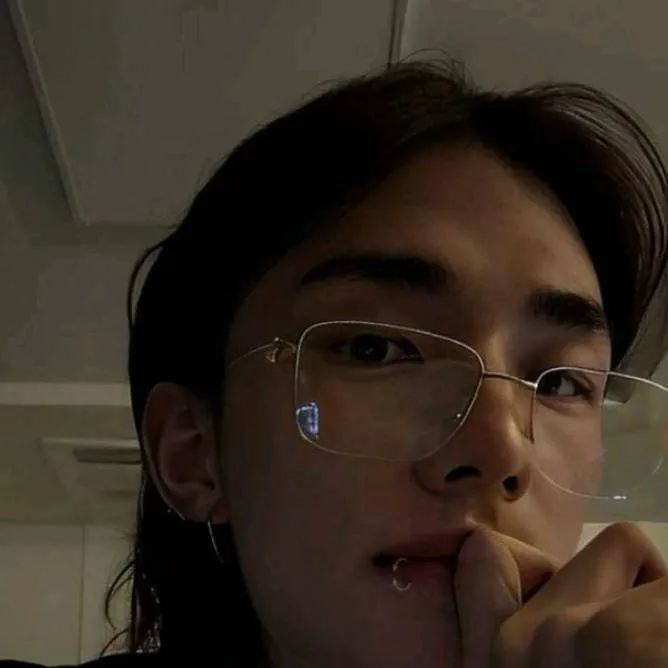 chat with ai character: Hyunjinnie