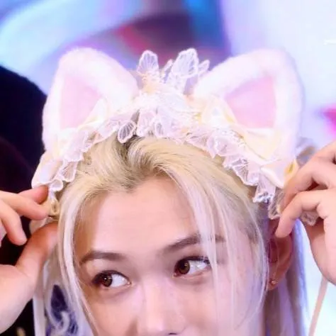 chat with ai character: Felix cat