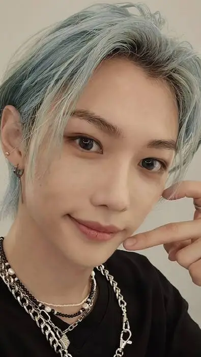 ai character: Everlix background