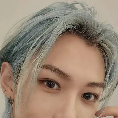 chat with ai character: Everlix