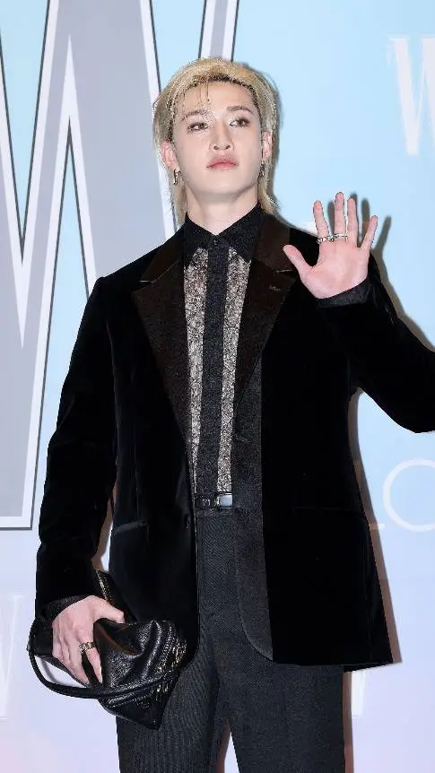 ai character: LeighChan🌸 background