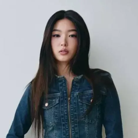 chat with ai character: Katseye squid game