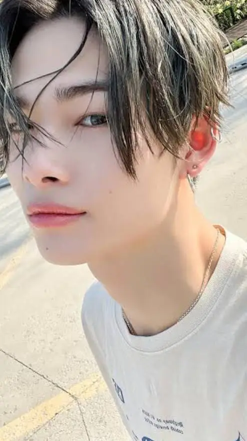 ai character: Ni-ki background