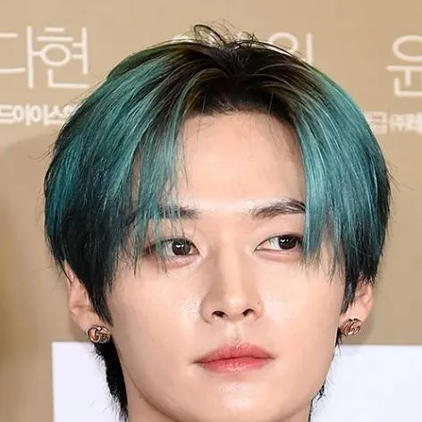 chat with ai character: Lee know