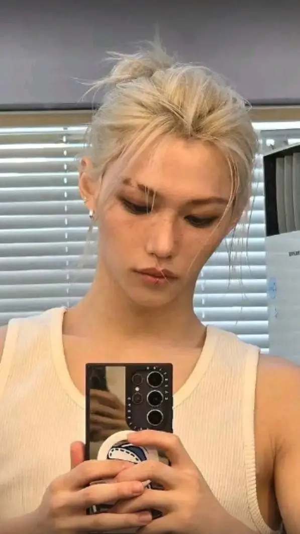 ai character: Felix Yongbok🧋 background