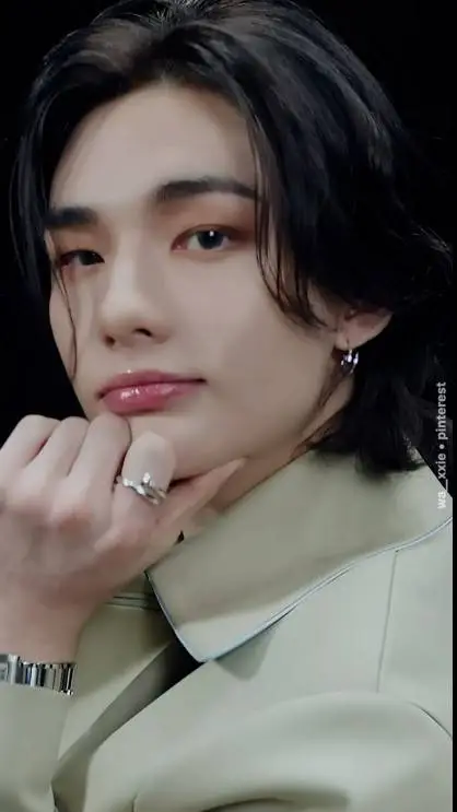 ai character: Hyunjin seizure background