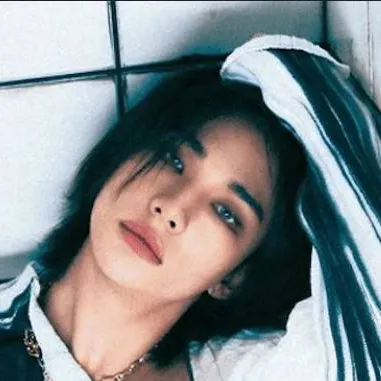 chat with ai character: Hyunjin