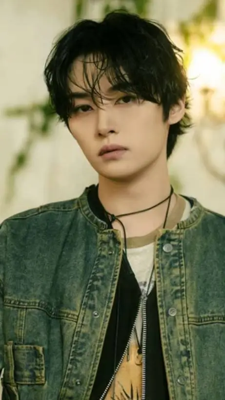 ai character: EverKnow background