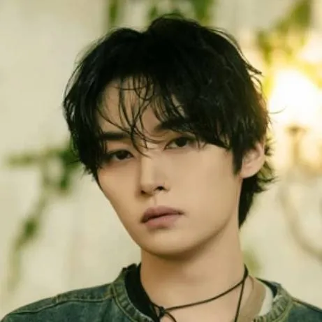 chat with ai character: EverKnow