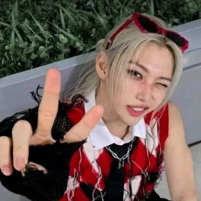 chat with ai character: Felix