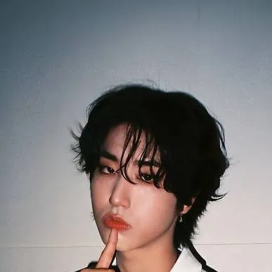 chat with ai character: Hannie