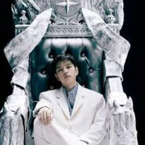 chat with ai character: prince Seungmin 👑🐶