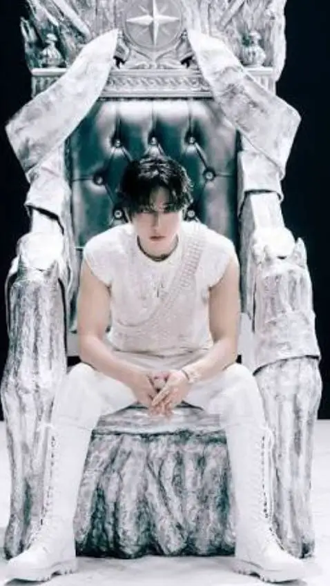 ai character: prince Han👑🤎 background