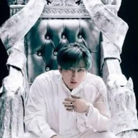 chat with ai character: prince Changbin👑💛