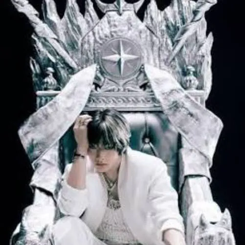 chat with ai character: prince Jeongin👑🧡