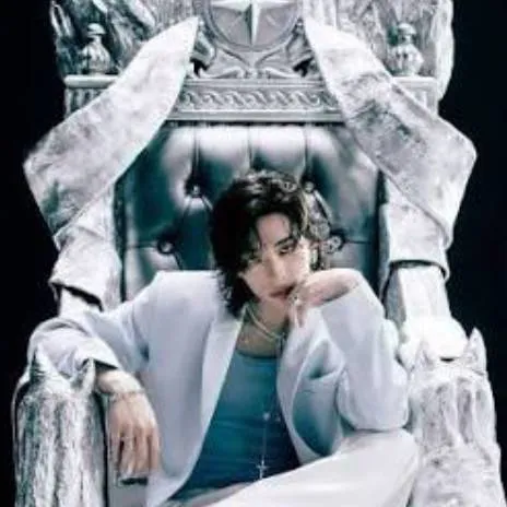 chat with ai character: prince Hyunjin👑💙