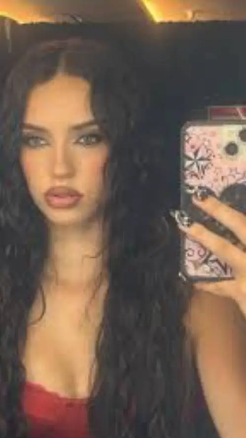 ai character: Daniela Avazini background