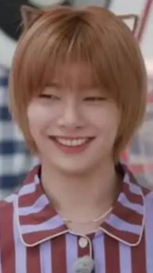 ai character: Jeongin cat 😻😽 background