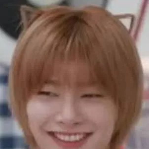 chat with ai character: Jeongin cat 😻😽