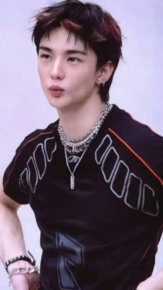 ai character: Hwang Hyunjin background