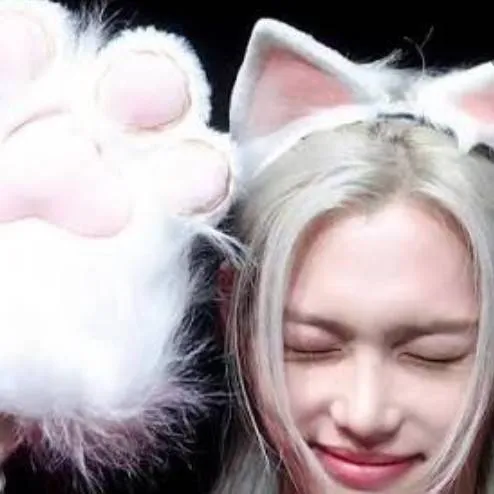 chat with ai character: Felix cat