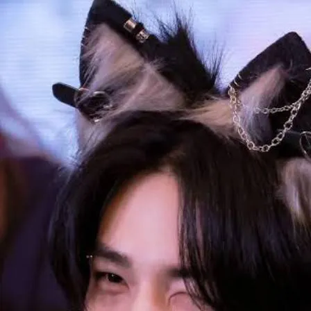 chat with ai character: Hyunjin cat