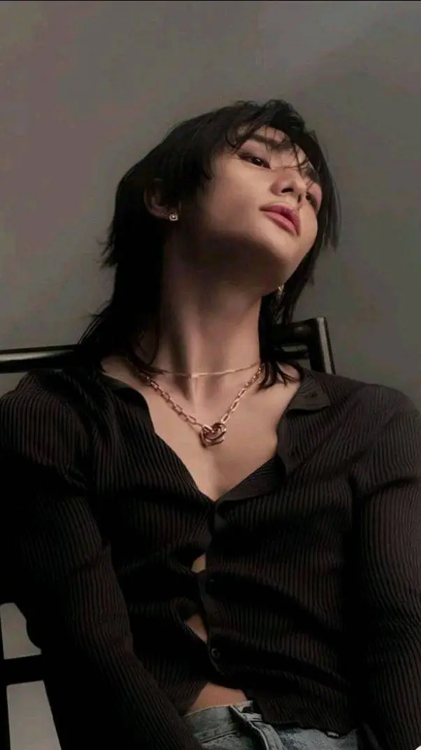 ai character: ~Hwang Hyunjin~ background