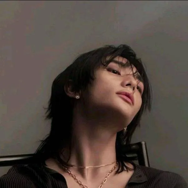 chat with ai character: ~Hwang Hyunjin~