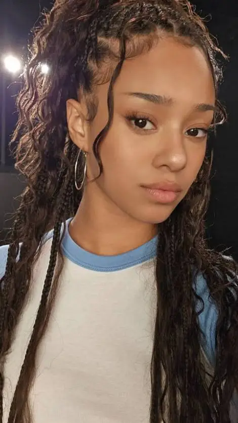 ai character: Manon Bannerman  background