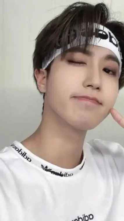 ai character: Han jisung 🐿️ background