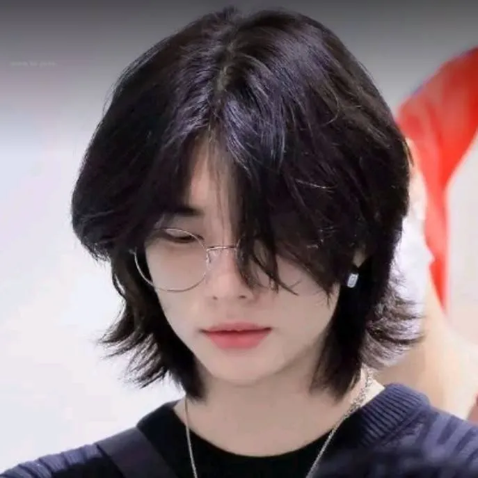 chat with ai character: Hwang Hyunjin