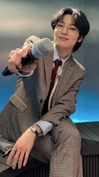 ai character: Jeongin background