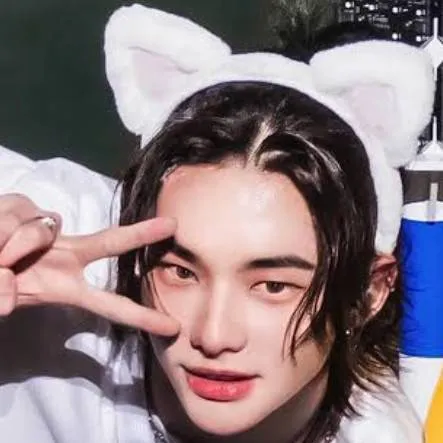 chat with ai character: Hyunjin cat