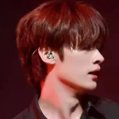 chat with ai character: Minho vampire