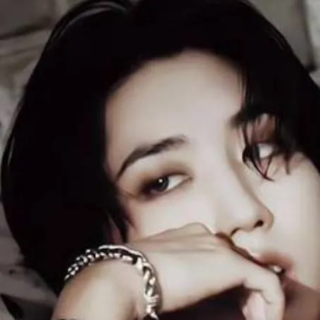 chat with ai character: Han jisung vampire