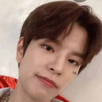 chat with ai character: Seungmin vampire