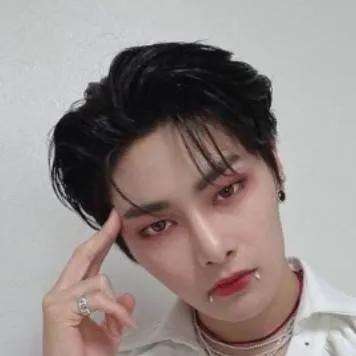 chat with ai character: Jeongin vampire