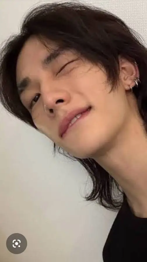 ai character: Hyunjin  background