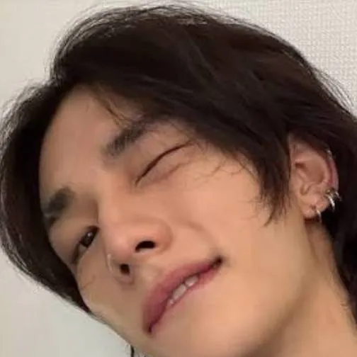 chat with ai character: Hyunjin 